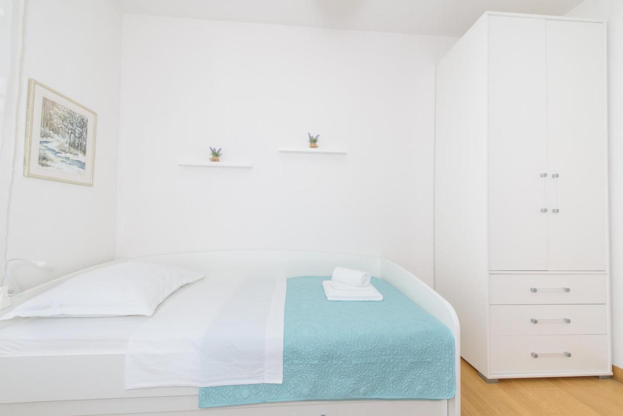 Apartment Nikolina ポドストラナ エクステリア 写真